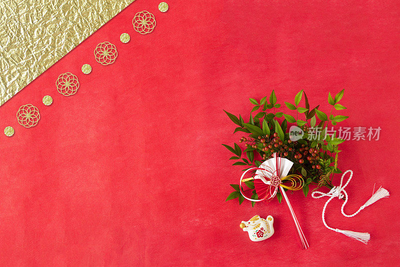 日本人的新年是龙年，在红色和金色的龙年背景上配以南方的天空和红白相间的扇子。