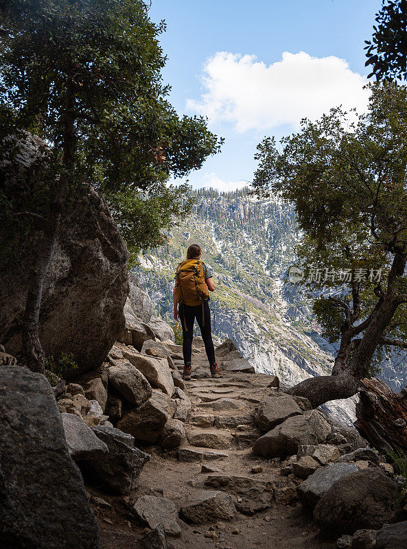 女性徒步旅行者穿过约塞米蒂山谷