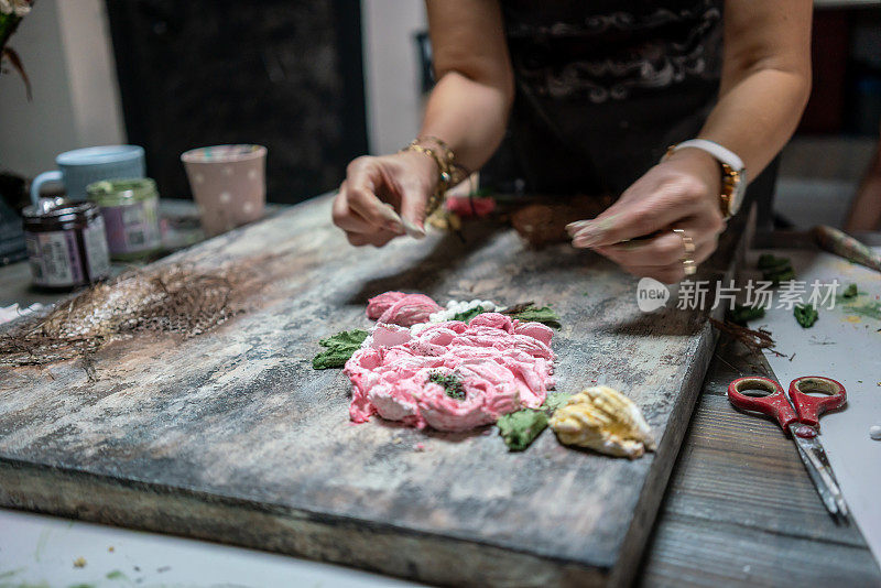 妇女浮雕艺术家正在工作的手是运动模糊水平艺术仍然