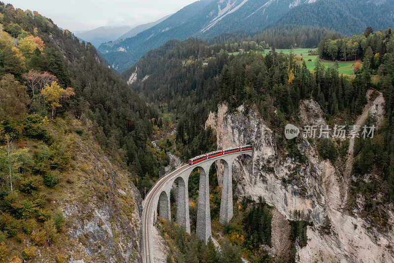 瑞士Landwasserviadukt上红色火车的高视角