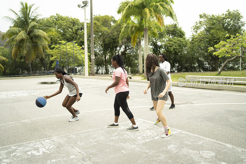 一群多种族的朋友在打篮球