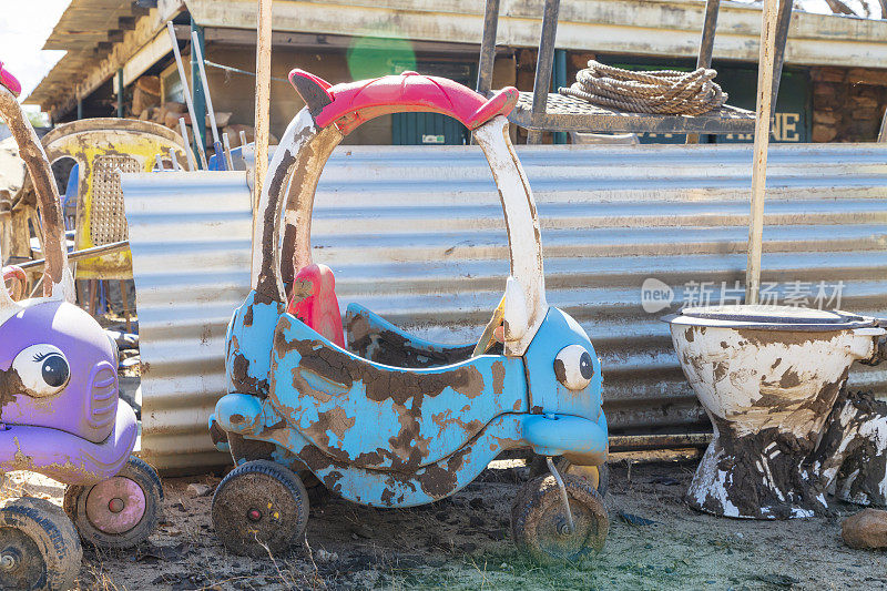 霍克斯伯里河的严重洪水造成儿童玩具被泥覆盖
