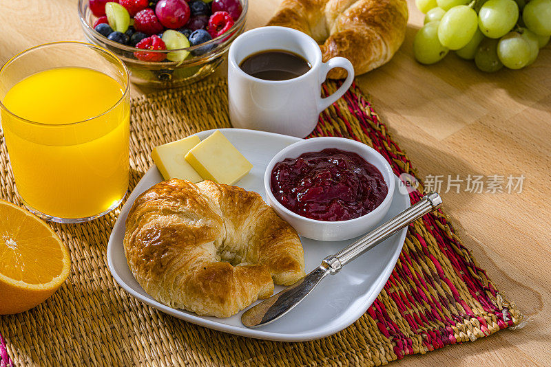 羊角面包和果酱早餐。咖啡、橙汁和水果