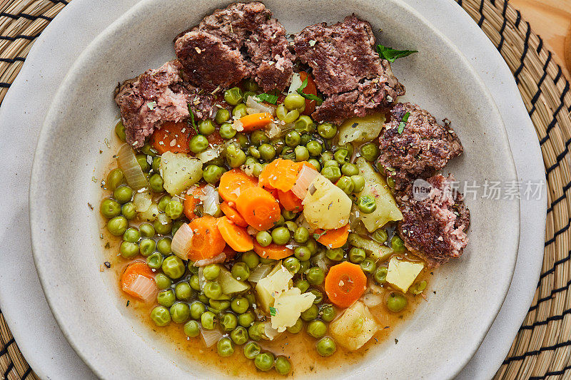 宏观健康午餐由青豆和牛肉肉制成，俯视图，即食