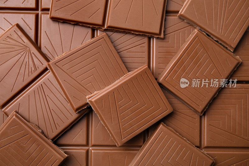 一块块美味的巧克力棒作为背景，俯视图