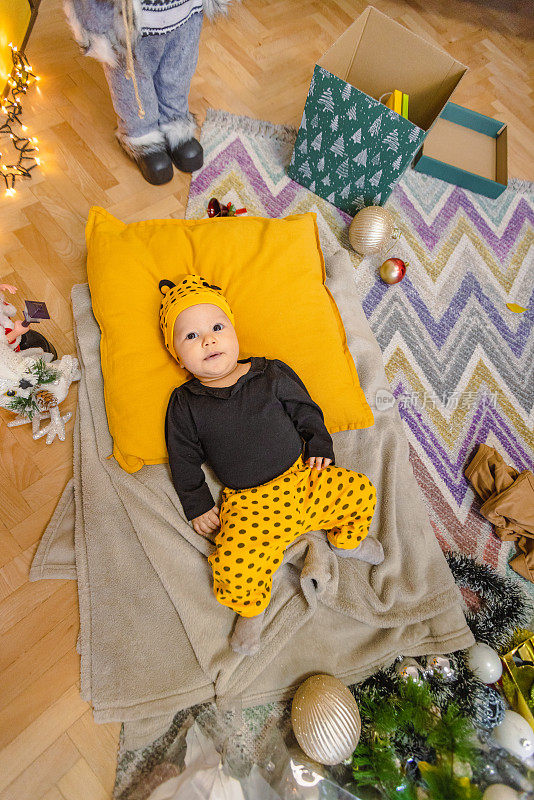 可爱的婴儿躺在黄色的枕头上