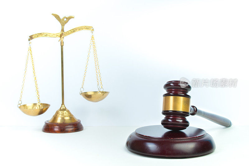 鳞片，白底法理学法官的小木槌。法律和法律概念。