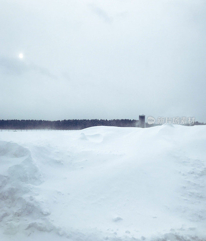 威斯康辛州北部暴风雪中的冬季乡村景观。