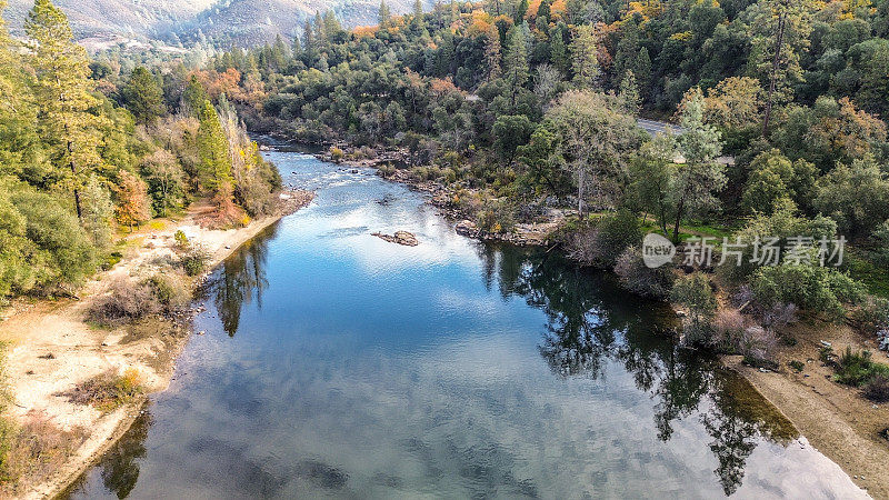 无人机在秋天飞越美国河，加利福尼亚