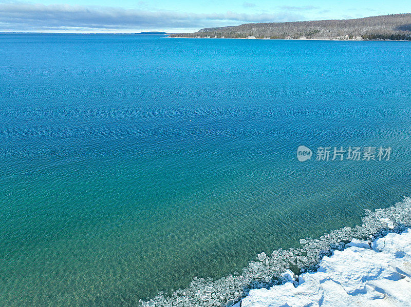 加拿大安大略省蒂尼市冬天的桑德湾