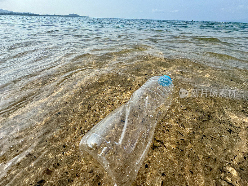 在海里的塑料瓶