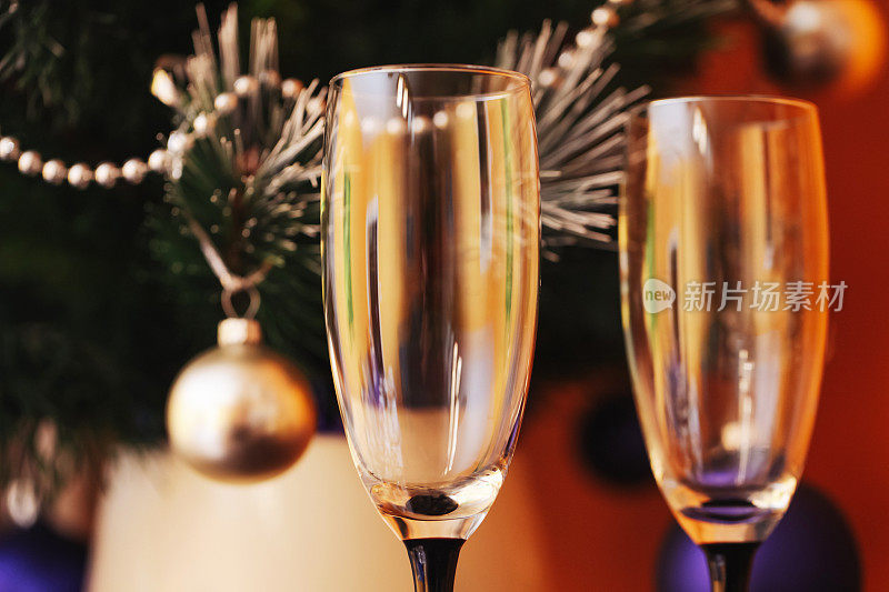 圣诞树庆典。香槟杯。喜宴迎宾酒。除夕庆祝活动。闪亮的水晶玻璃活动饮料。