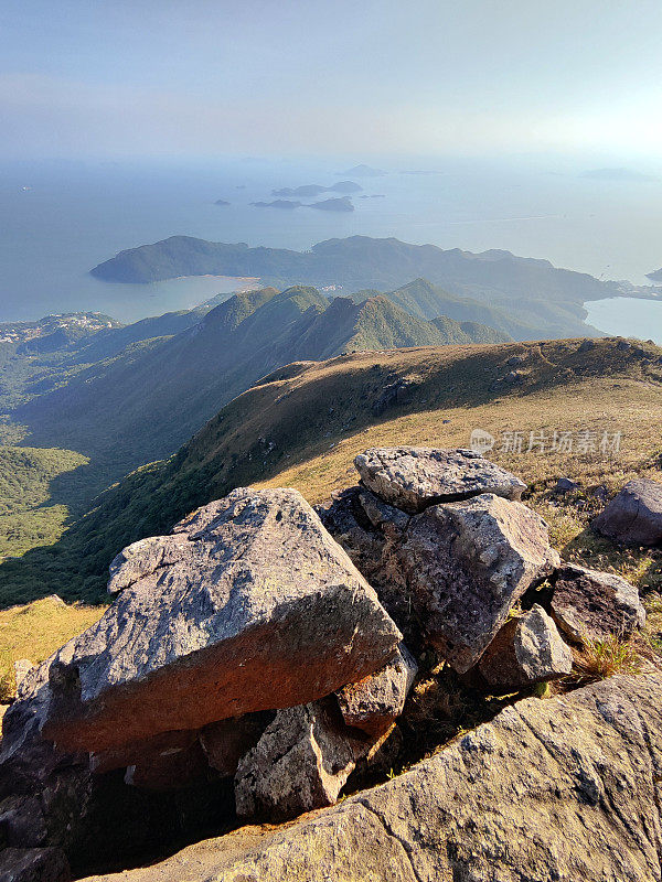 从香港大屿山狗牙岭望向西狗牙岭