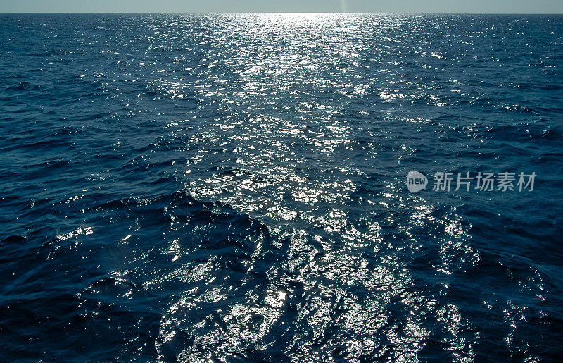 太阳刺眼地照在红海的水面上，反射出太阳的光线