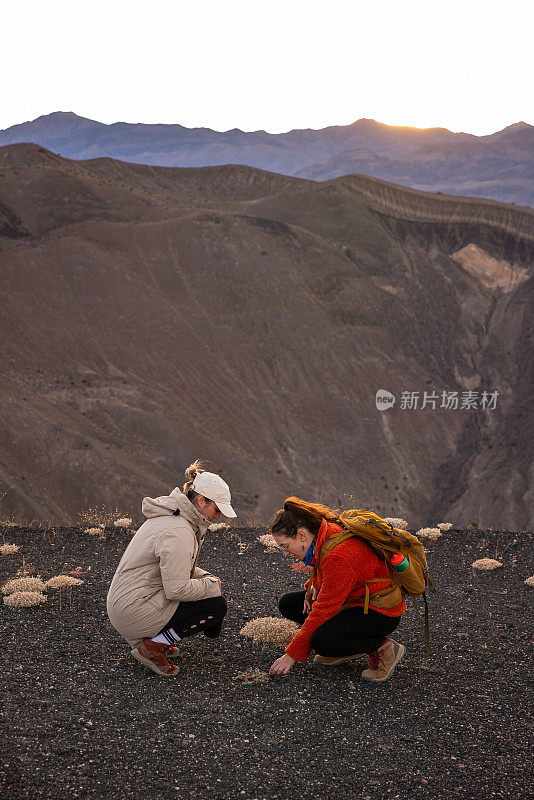 在美国加利福尼亚州死亡谷国家公园的乌贝赫比火山口边缘。