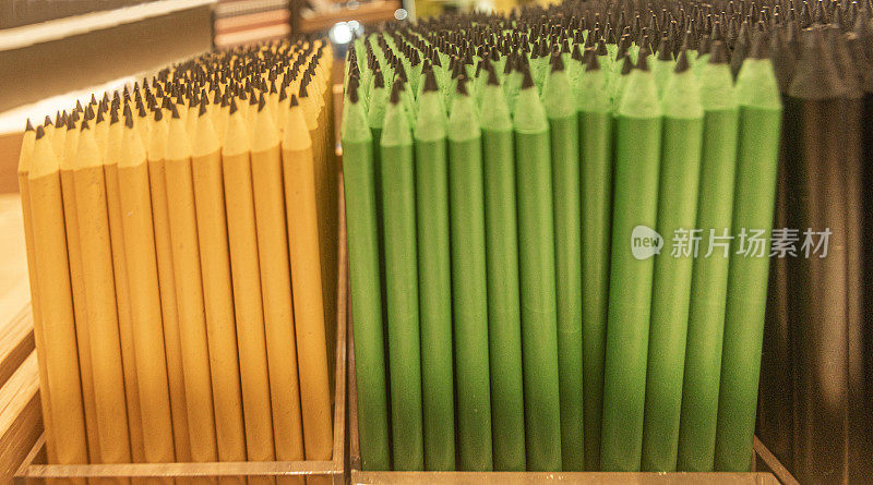 一束彩色铅笔出售在邓迪苏格兰英格兰英国