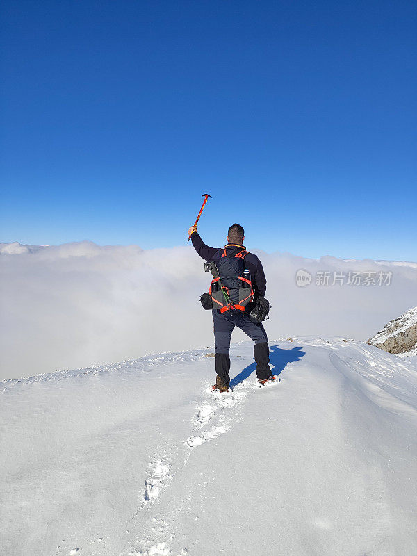 一个背对着雪山的男人