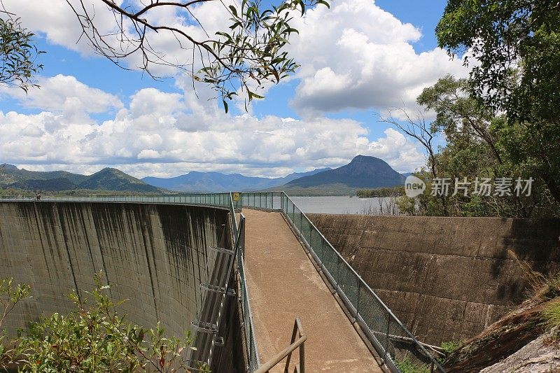 穆格拉大坝墙从爱德华兹山步行道，格雷维尔山在远处。