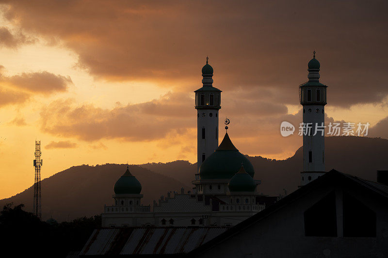 日落后的清真寺之巅