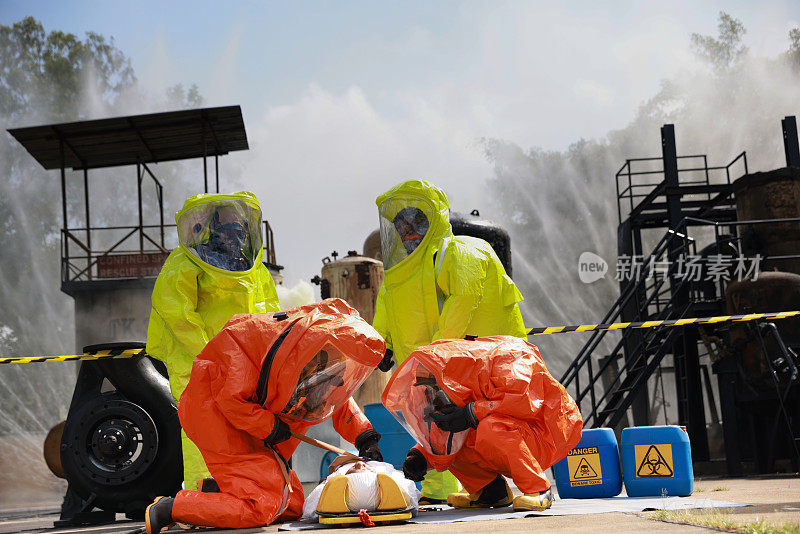 紧急危险品救援队正在对一名遭受化学爆炸的病人进行急救