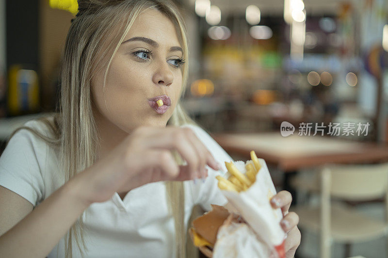 享用美味汉堡的女人