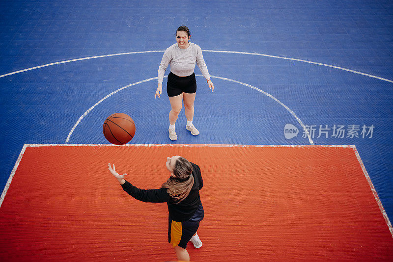 女性朋友打一对一的篮球