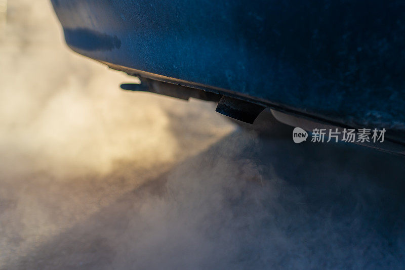 汽车排气管里冒出的燃烧烟雾。汽车排气管冒出的烟云。车辆对空气和环境的污染特写镜头。汽车排气管喷出的废气。特写。