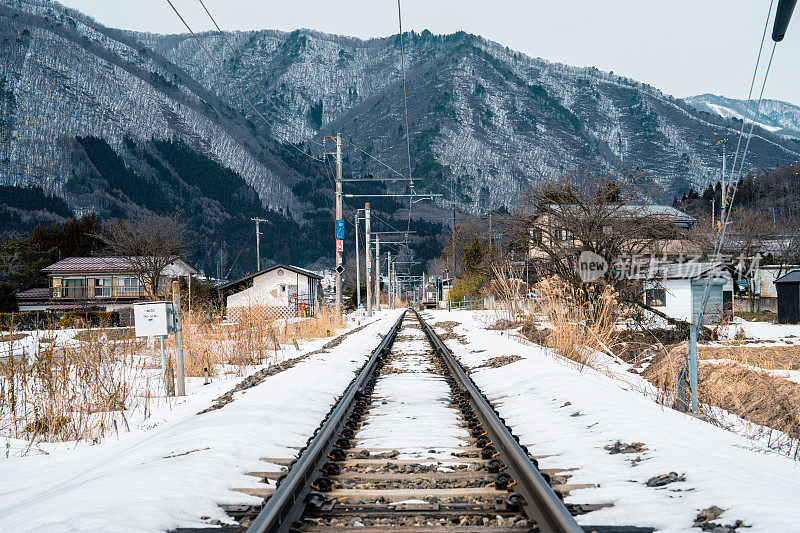 铁道穿过乡村，日本