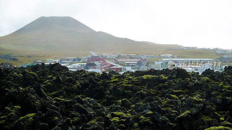 冰岛海岸外的Vestmannaeyjabær小镇是一个沉睡的小镇，它生活在两座火山的阴影下，1973年，一座熔岩场曾威胁到这座小镇