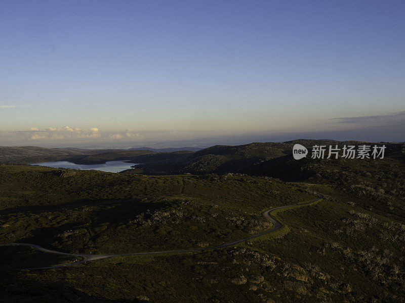 阿尔卑斯国家公园里的土路和湖泊