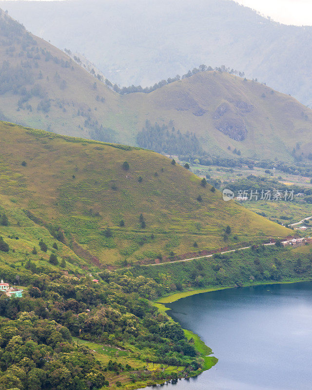 北苏门答腊Samosir摄政，鸟羽湖，Holbung山的美景