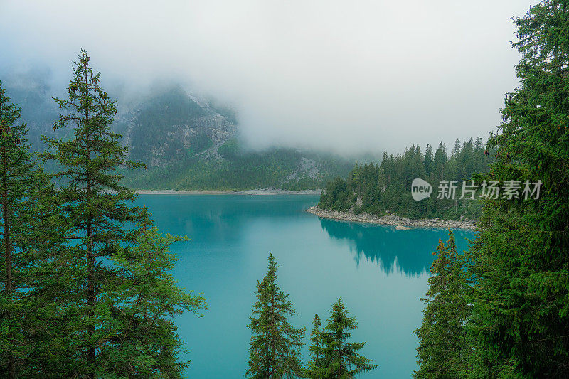 瑞士阿尔卑斯山脉的奥斯钦纳湖风景