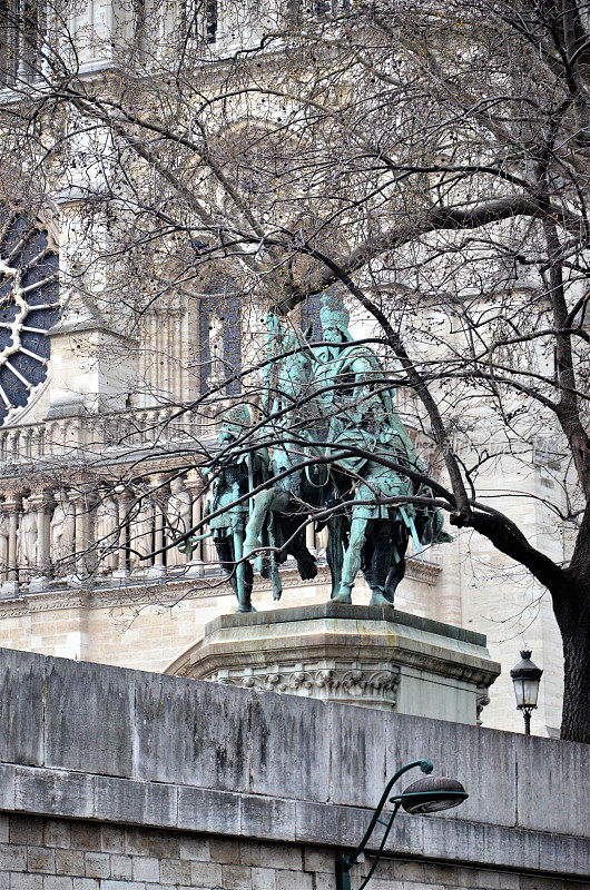 2017年3月24日，法国巴黎:查理曼大帝和他的卫兵或查理曼大帝和他的圣骑士，是一座巨大的青铜雕像，矗立在法国巴黎圣母院前