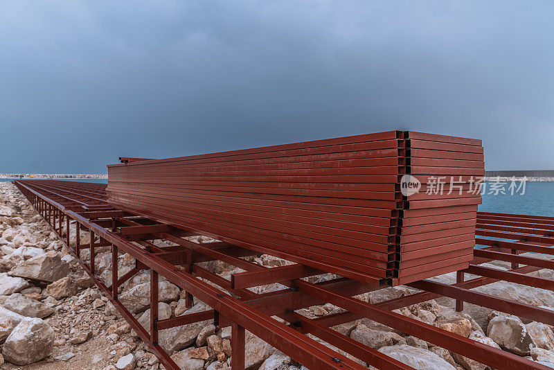 在施工现场建造船坞时使用的金属型材管