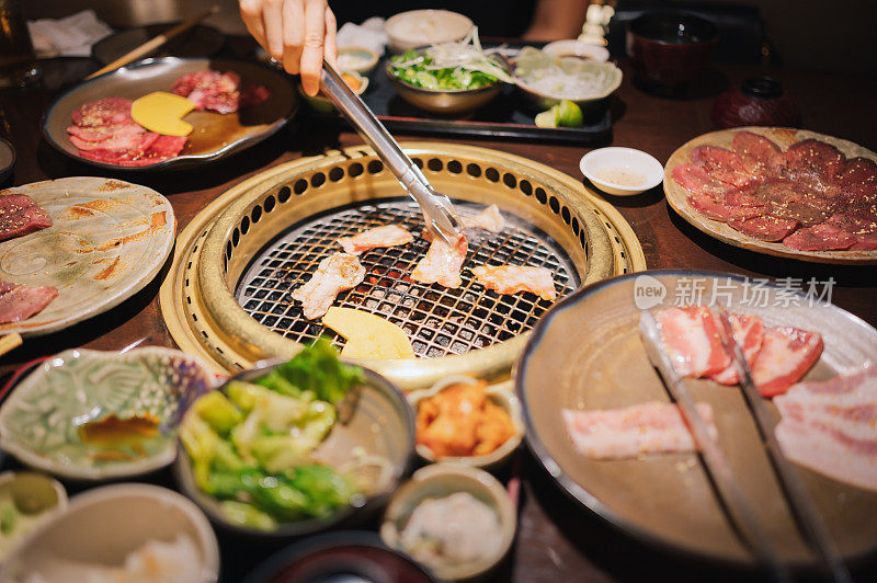 在日本京都，一群朋友享受着烤肉和和牛烧饼的午餐