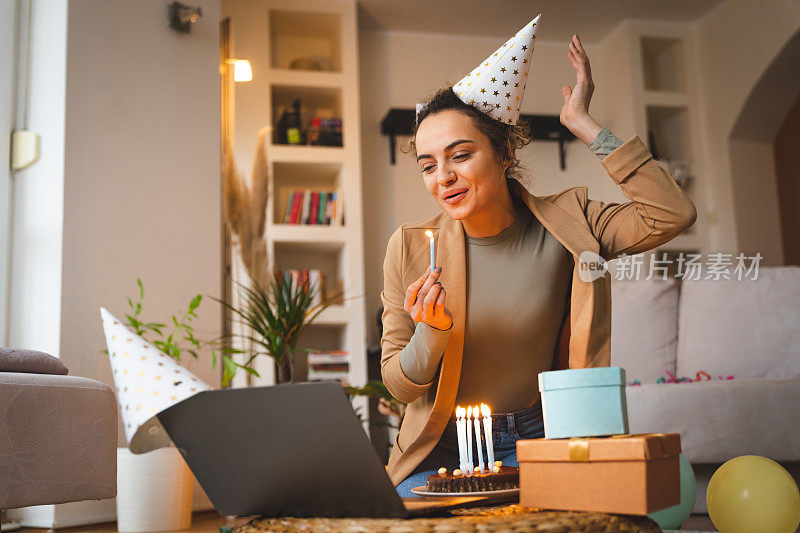 混血女子在远离家乡的地方庆祝生日