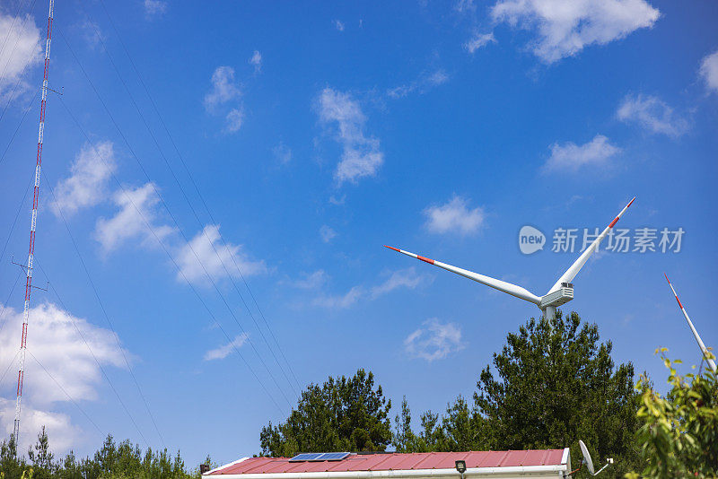 风力涡轮机背景下屋顶上的太阳能电池板