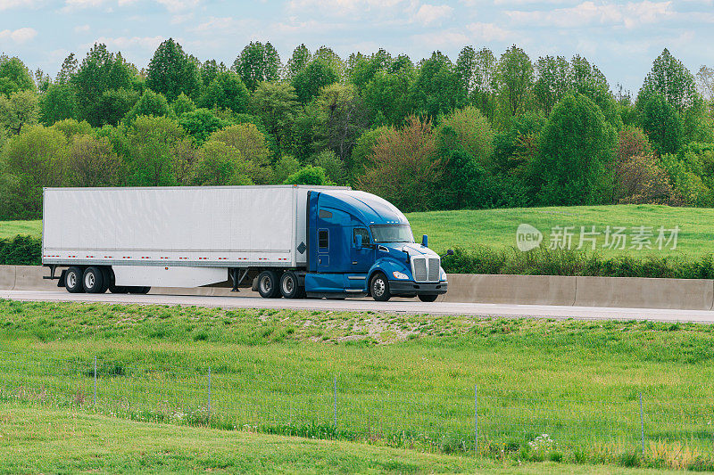 美国半挂车，蓝色驾驶室和空白白色拖车在肯塔基州65号州际公路南运送货物