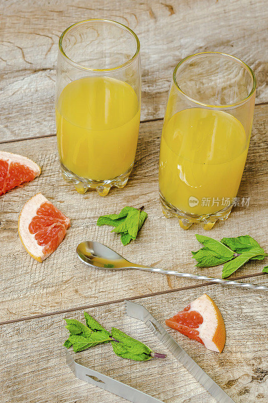 冰镇橙汁加柚子，薄荷。新鲜的夏季柠檬水饮料。自制甜水果鸡尾酒配调酒师工具