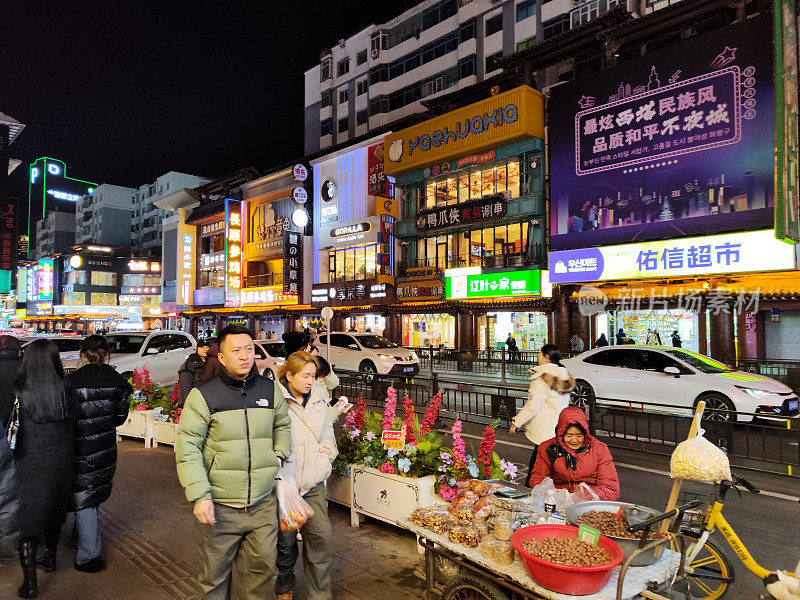 辽宁沈阳市，夜晚走在西塔街上的人们