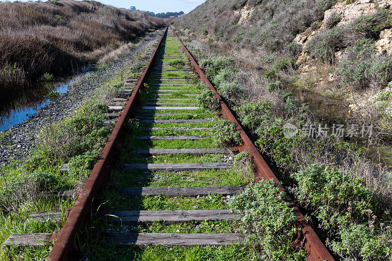 通往远方的废弃铁轨。