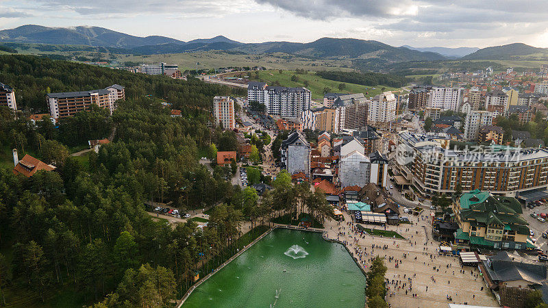 塞尔维亚小镇兹拉蒂博尔的鸟瞰图，以其美食、美丽的自然风光和滑雪场而闻名。塞尔维亚全年度假胜地兹拉蒂博尔的全景。