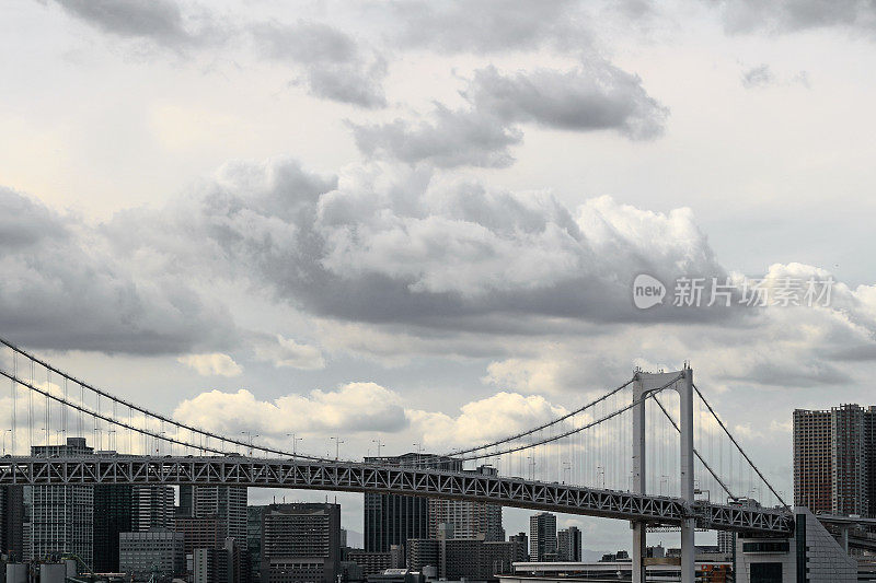 多云的天空和东京湾彩虹桥