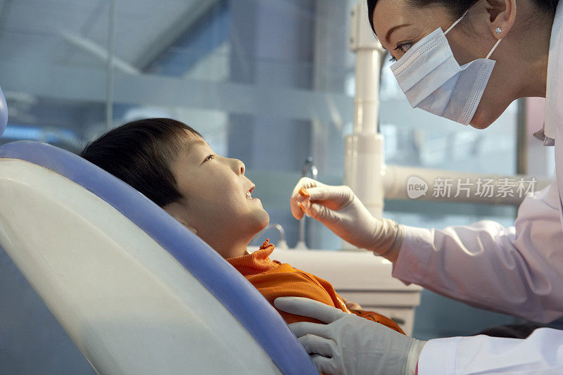 牙医给小男孩刷牙