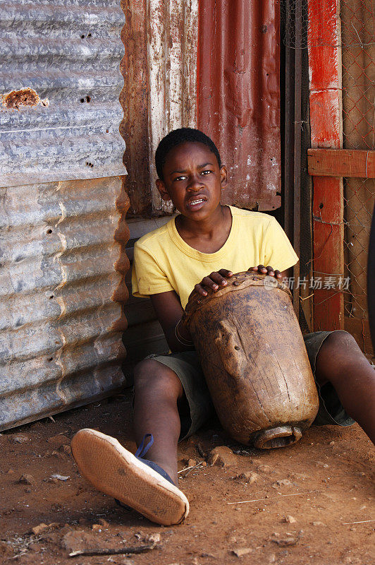 非洲男孩和他的鼓