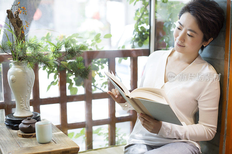 中年女子在茶馆看书