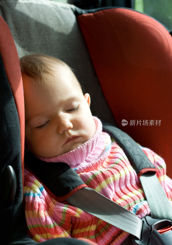 小女孩睡在汽车安全座椅里