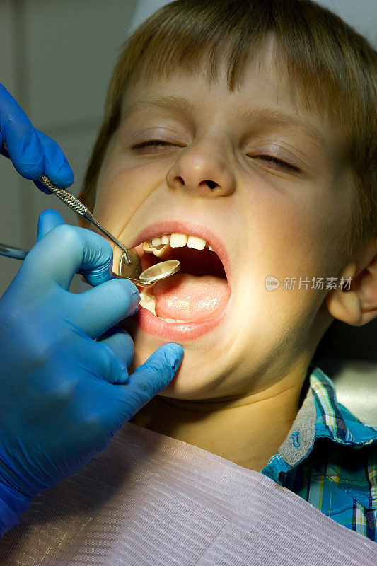 牙医接待处的男孩