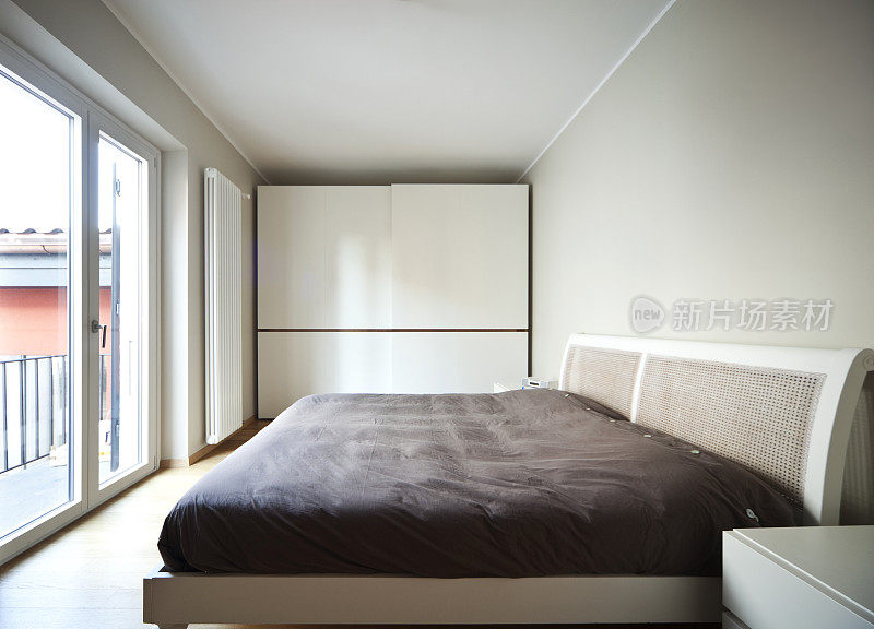 现代卧室，双人床和衣柜
