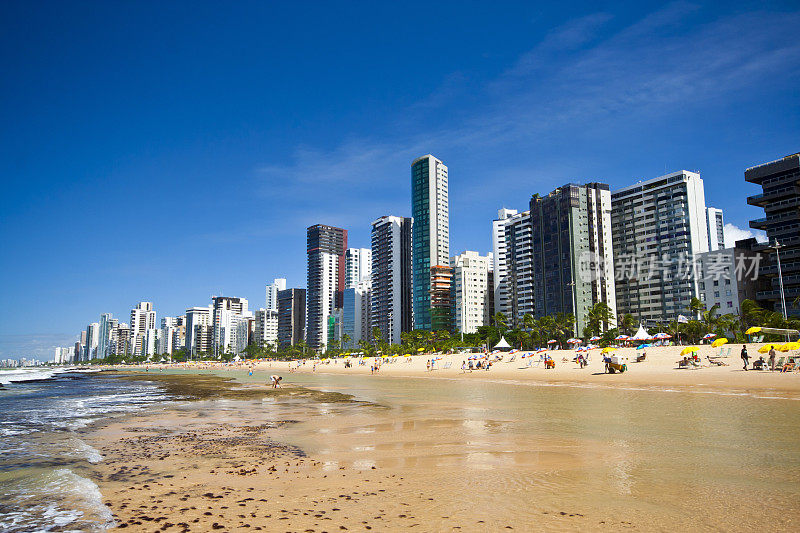 巴西城市，沙滩上有沙子